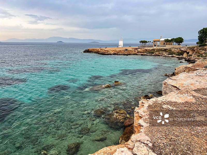 埃伊纳岛萨罗尼克海湾的海岸灯塔，希腊图片素材