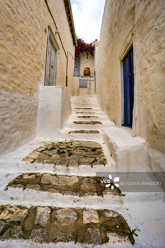 希腊萨罗尼克群岛伊兹拉港的狭窄鹅卵石街道图片素材