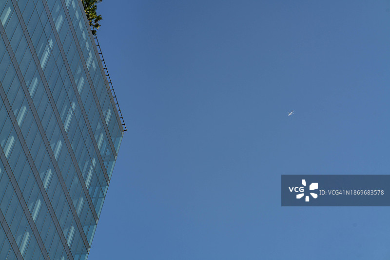 飞机飞越泰国曼谷图片素材