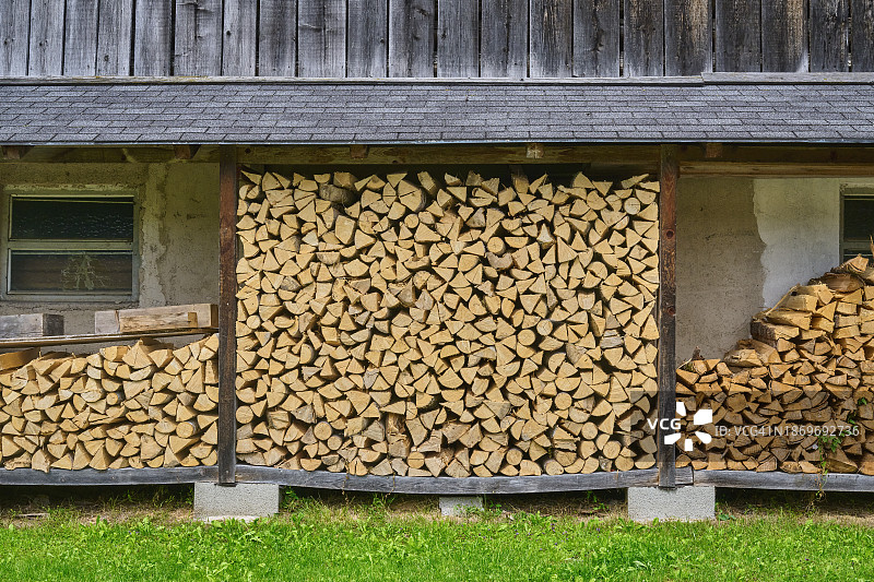 奥地利萨尔茨卡默古特的木堆图片素材