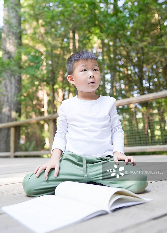 树林里的小男孩日记图片素材