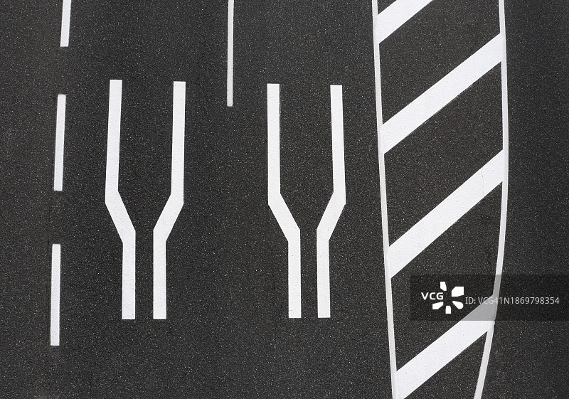 沥青路面道路变窄标记图片素材