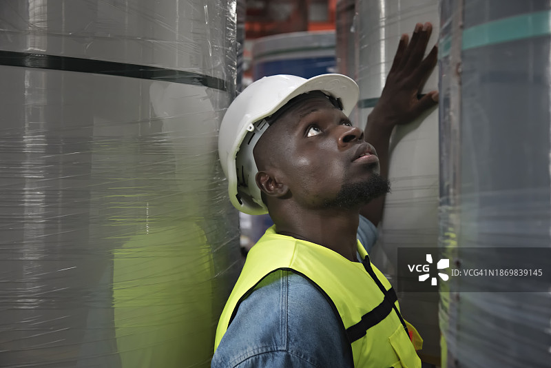 男工人在工厂检查产品状况图片素材