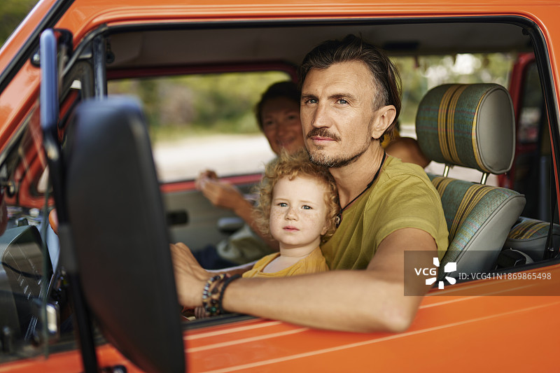 父母和女儿坐在旅行车里度假图片素材