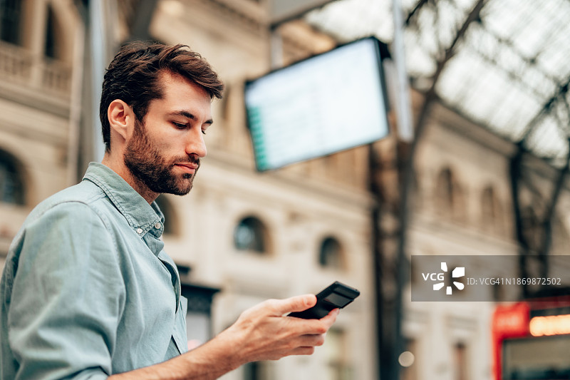 地铁站里自信的年轻商人图片素材