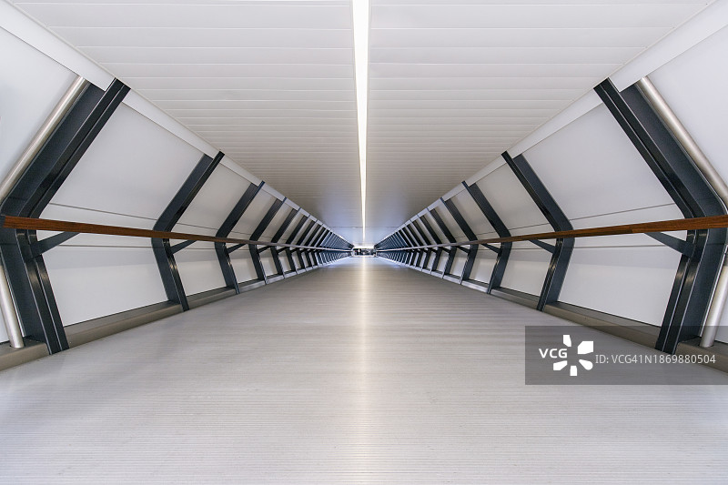 空旷的现代地铁隧道与照明灯图片素材