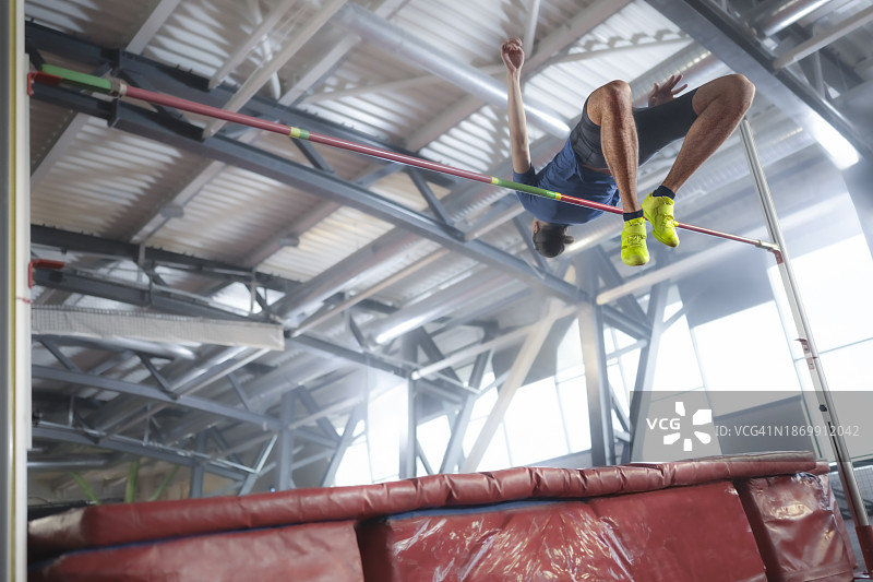 正在进行跳高运动的男运动员图片素材