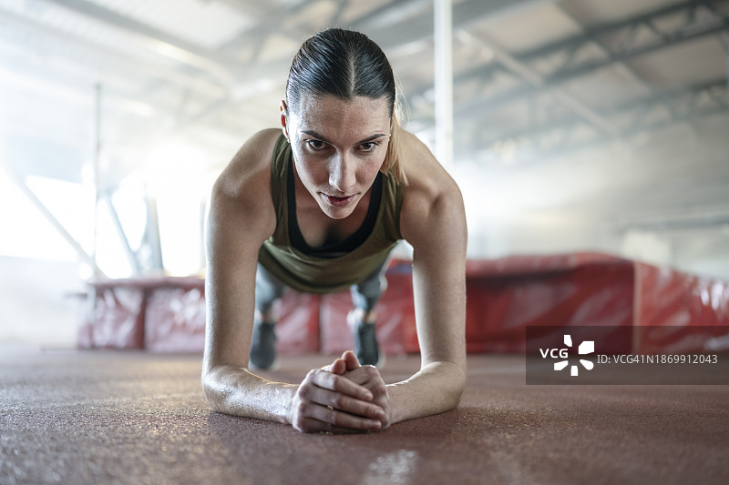 做伸展运动的女运动员图片素材
