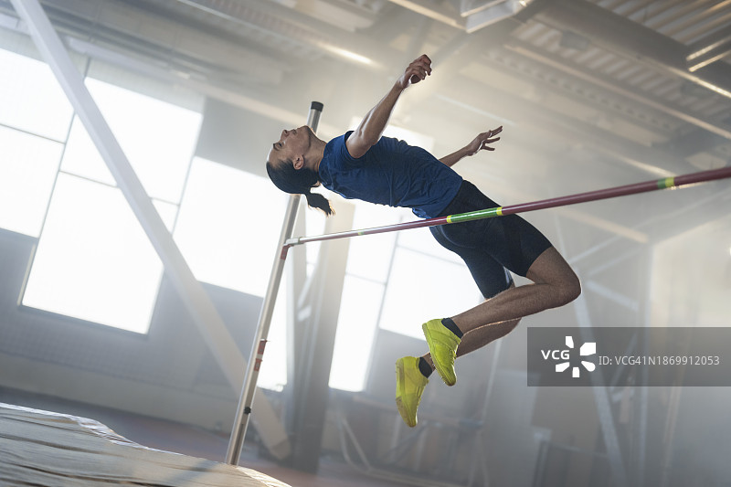 正在进行跳高运动的男运动员图片素材