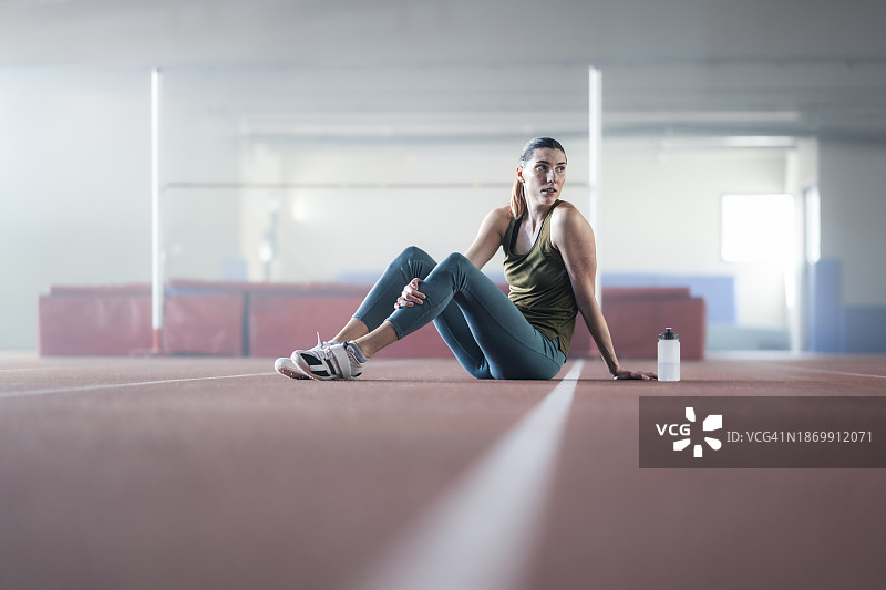 坐在体育馆里的女运动员图片素材