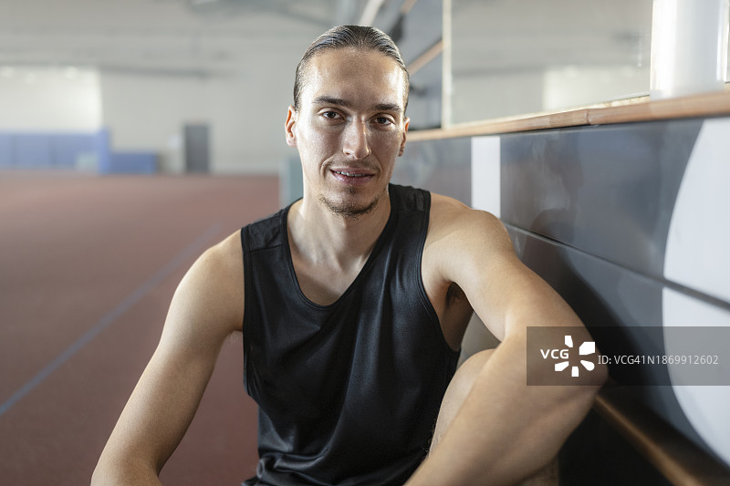 坐在运动馆里的运动员男人图片素材