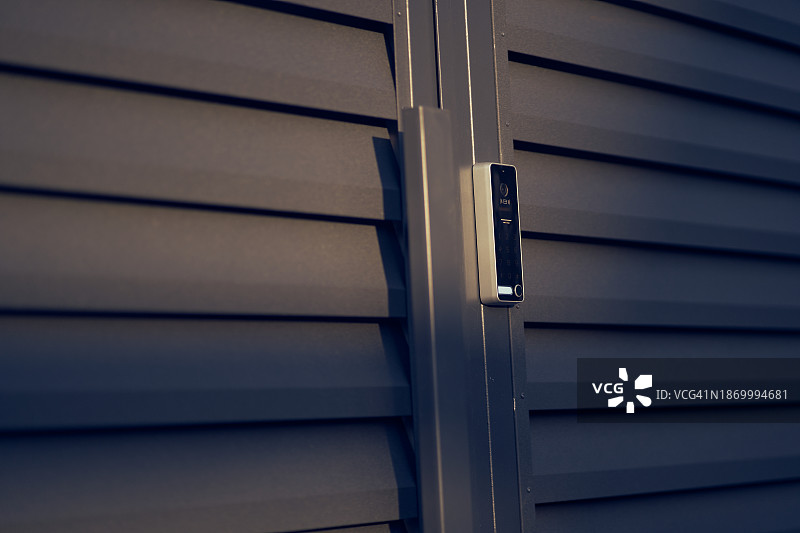 带指纹和摄像头的电子智能门锁，现代家居科技图片素材