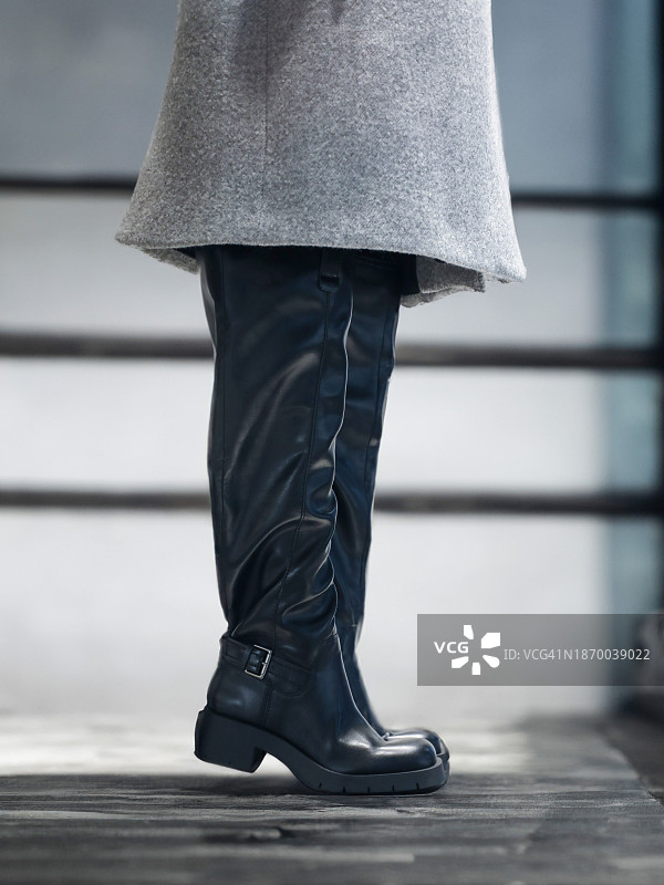 优雅的黑色皮革过膝靴时尚宣言图片素材