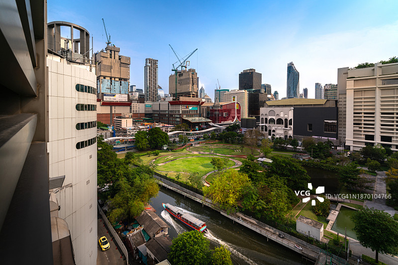 曼谷城市：拥有公园、现代化办公楼、交通运输和购物中心的城市风光图片素材