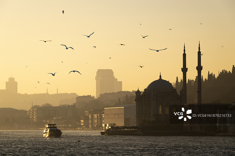 博斯普鲁斯海峡、博斯普鲁斯海峡大桥、奥尔塔科伊清真寺伊斯坦布尔图片素材