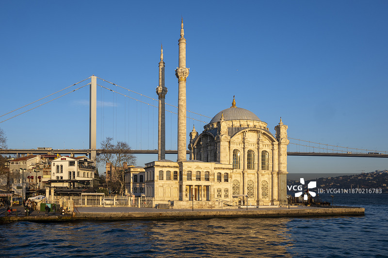 博斯普鲁斯海峡、博斯普鲁斯海峡大桥、奥尔塔科伊清真寺伊斯坦布尔图片素材