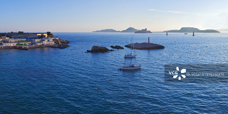 洛朗·吉罗杜/马赛，罗讷河口省，Pendus岩石，伊夫堡城堡和弗留利群岛，在滨海路图片素材