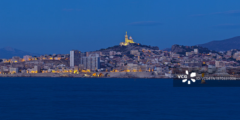 Laurent Giraudou/马赛，罗讷大道，黄昏的城市，从弗里尔群岛看到图片素材