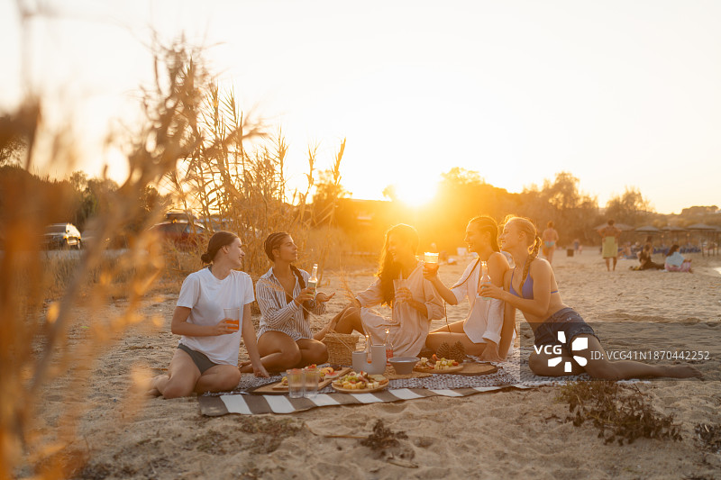 和我的女孩们在海滩上的夏日时光图片素材