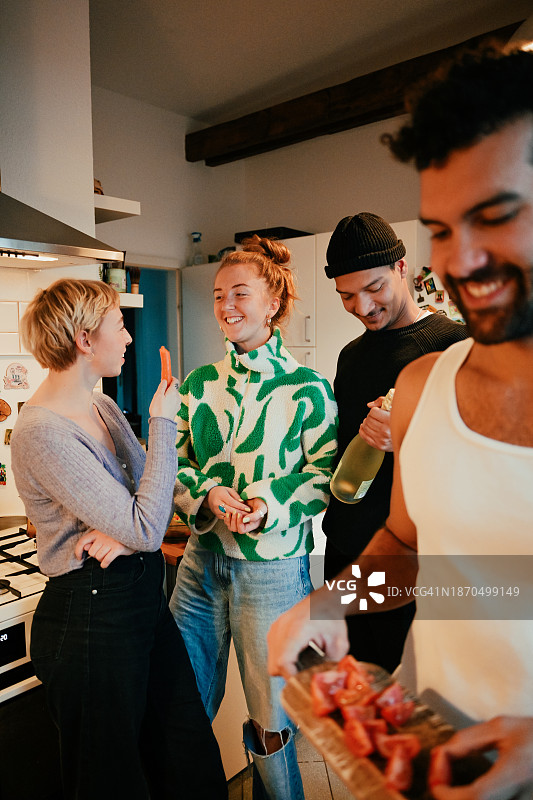 朋友们在厨房一起做饭图片素材