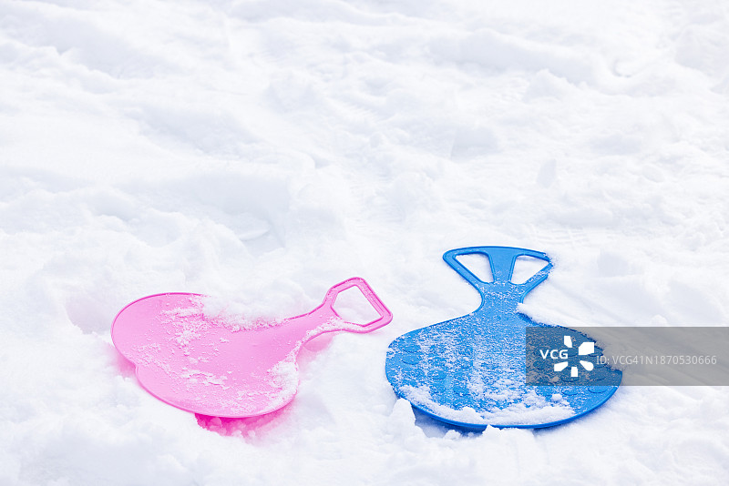 雪地里的儿童塑料雪橇图片素材