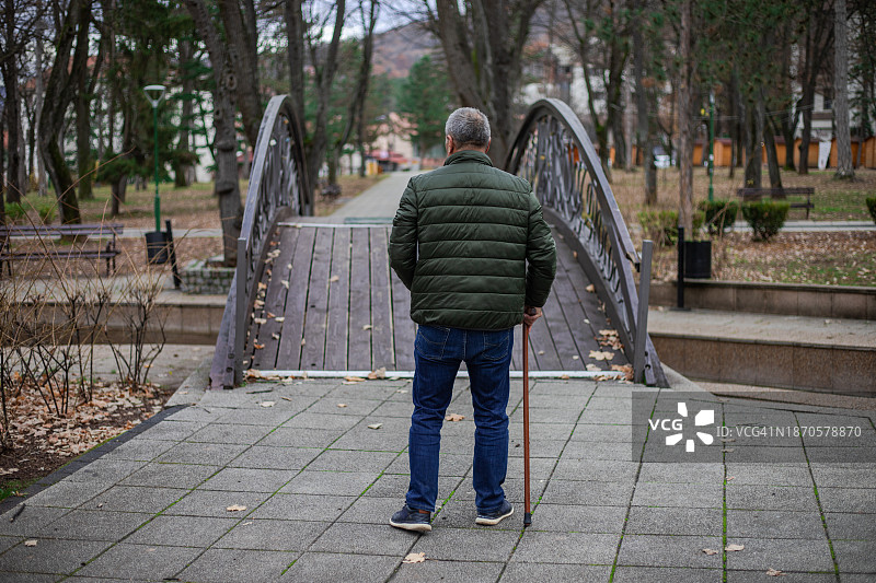老人在公园休闲散步图片素材