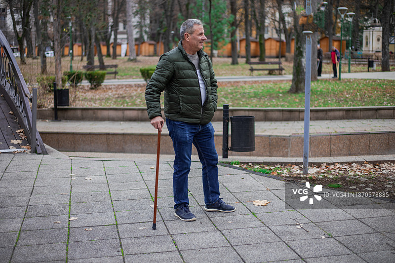 在秋季公园散步的年长男人图片素材