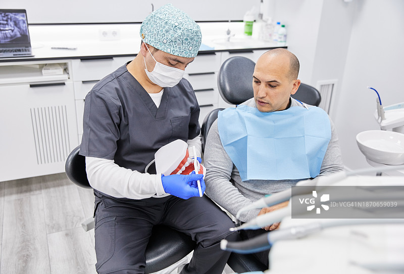 牙医在诊所为患者咨询图片素材