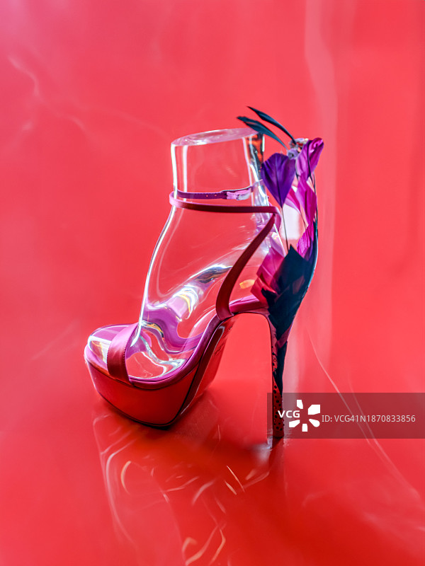 红色背景上的未来主义高跟鞋图片素材