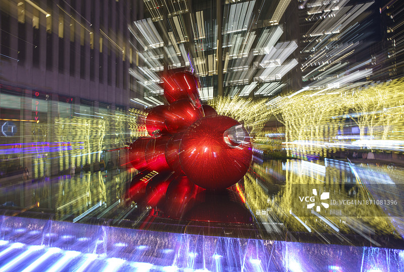 第六大道巨型圣诞球装饰夜景远景图片素材