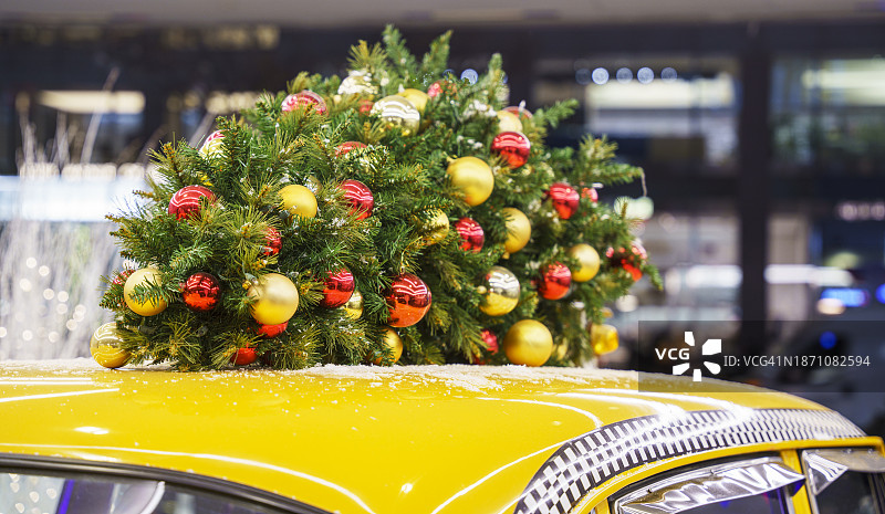 黄色出租车顶上的圣诞树图片素材