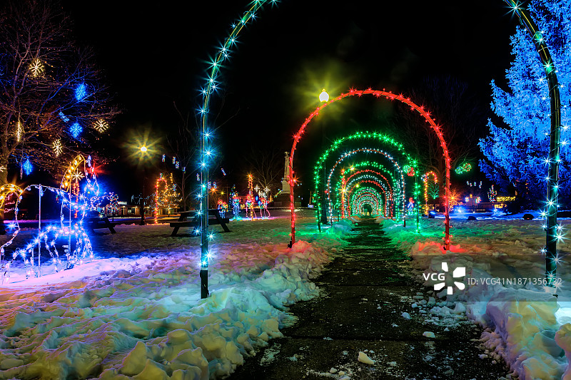 美国俄亥俄州双子堡镇广场上的圣诞彩灯图片素材