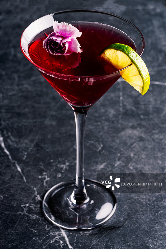 盛在水晶马提尼杯中的大都会鸡尾酒图片素材