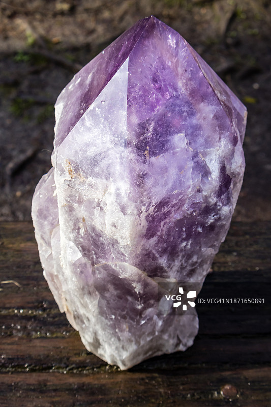 大型紫水晶晶体特写图片素材