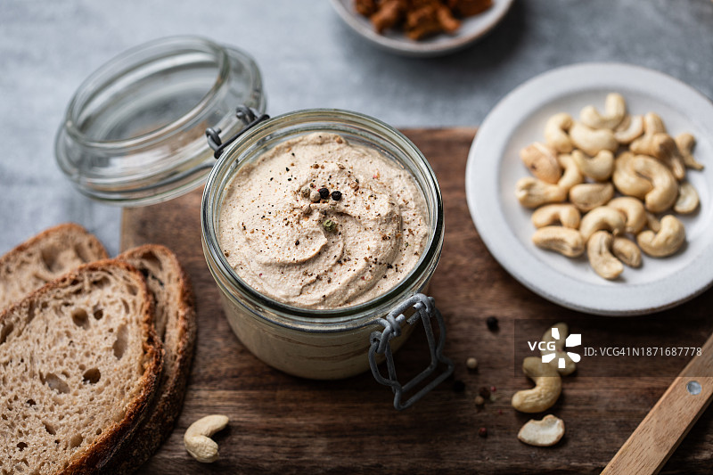 含有腰果和蘑菇的自制植物人造鹅肝酱图片素材