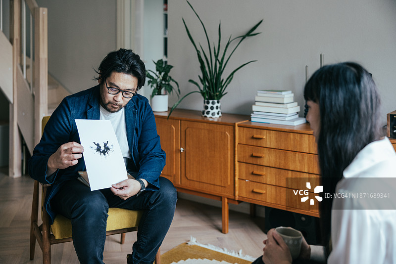 日本治疗师与患者进行罗夏测验图片素材