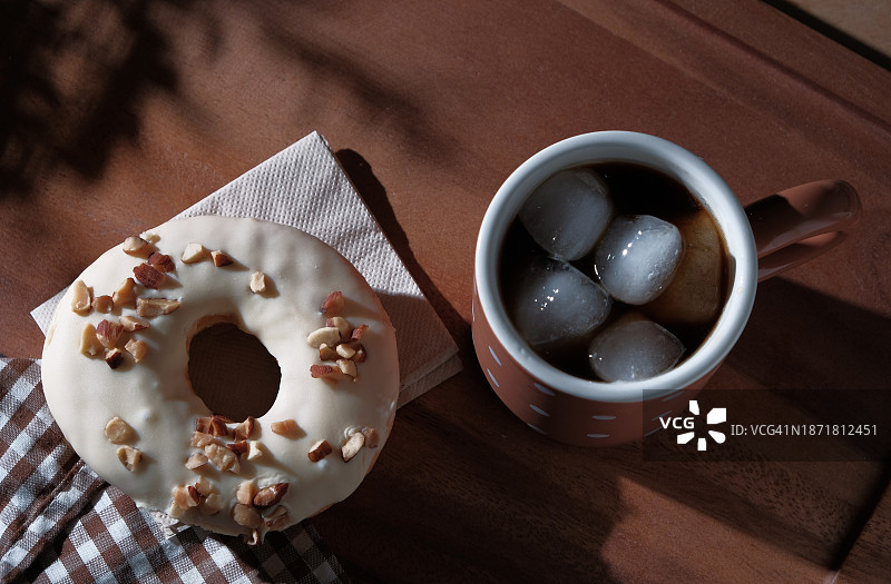 含糖霜的甜甜圈和冰咖啡图片素材
