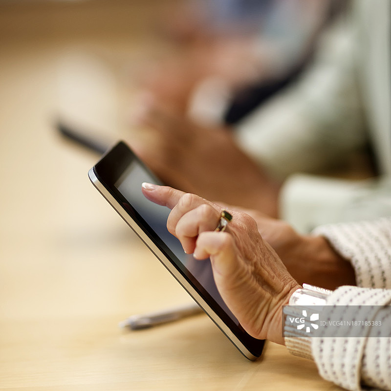 年长者使用平板电脑图片素材