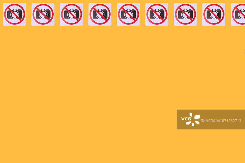 禁止拍照标志图案，相机和禁止标志，黄色背景。禁止、版权、图像权、摄影概念图片素材