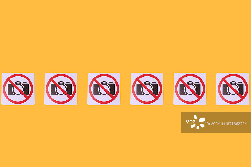 黄色背景上的禁止拍照标志图案，禁止摄影概念图片素材
