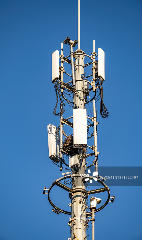 蓝天下的5G信号塔图片素材