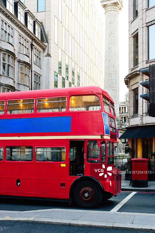 伦敦街头的红色双层巴士图片素材