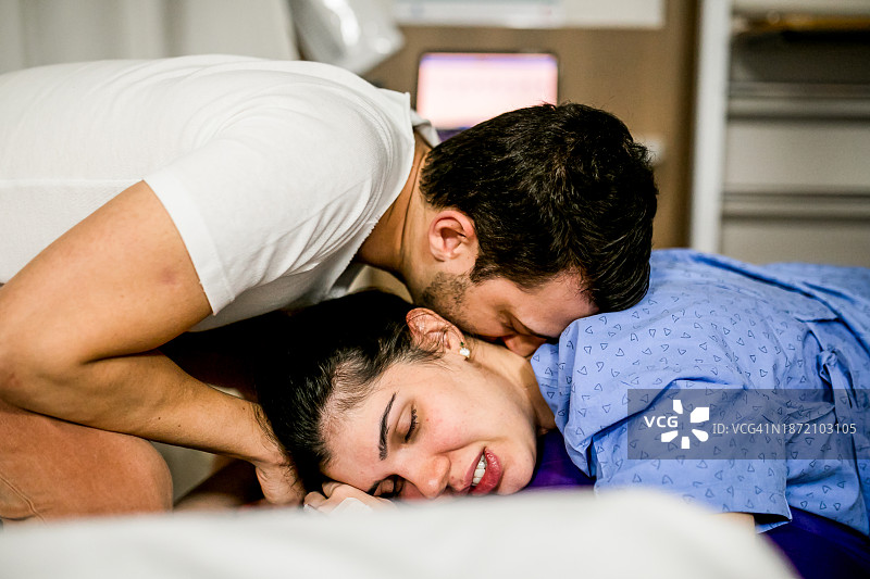 丈夫在医院陪伴妻子分娩图片素材