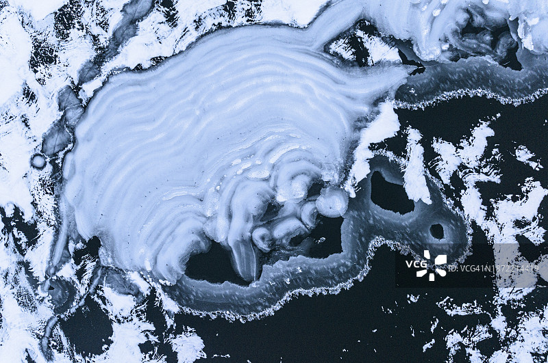 冰冻湖面的自然纹理与冰的形状图片素材