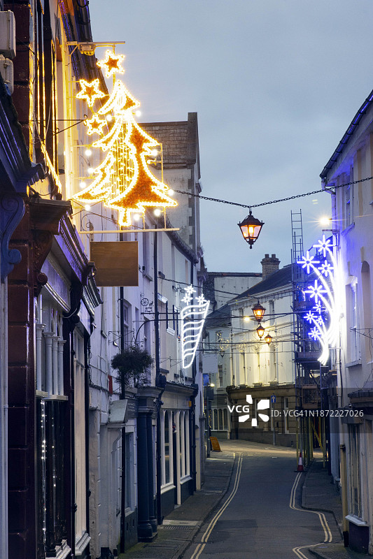 黄昏时分灯火通明的比德福德街道图片素材