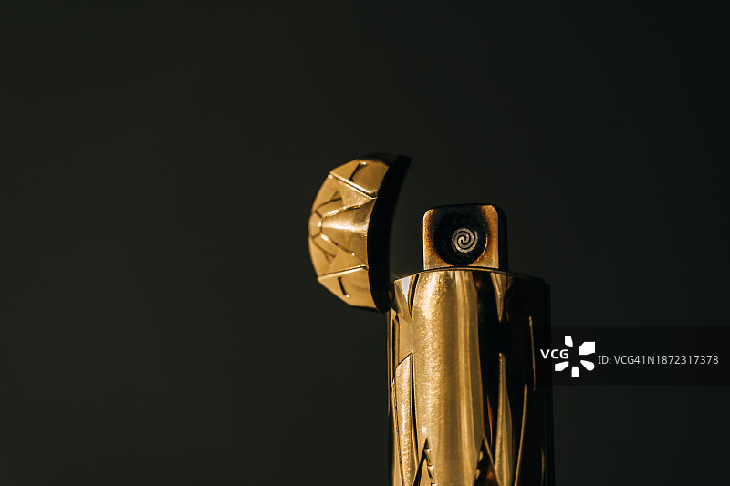 深色背景上的电子点烟器图片素材