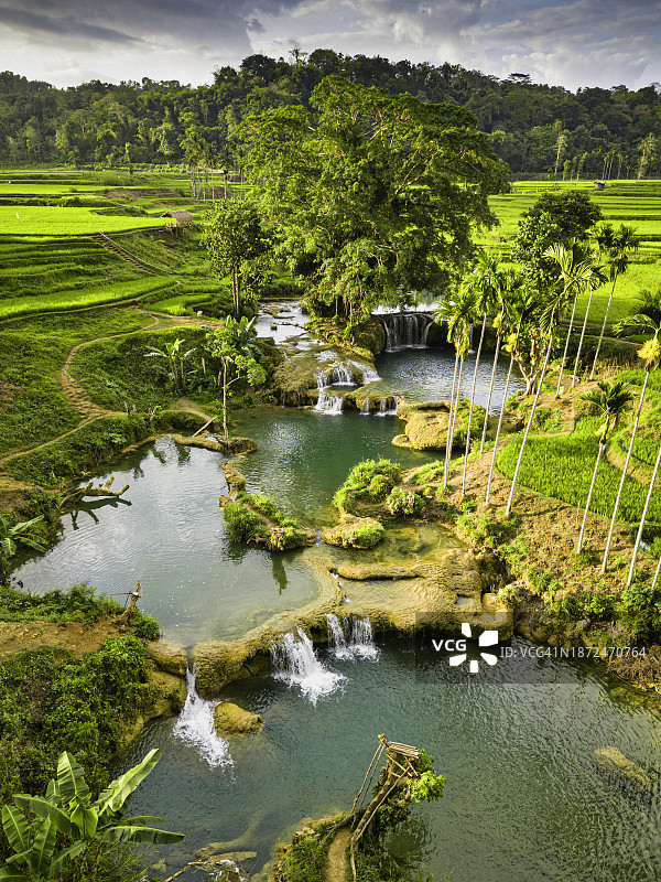 加仓瀑布图片素材