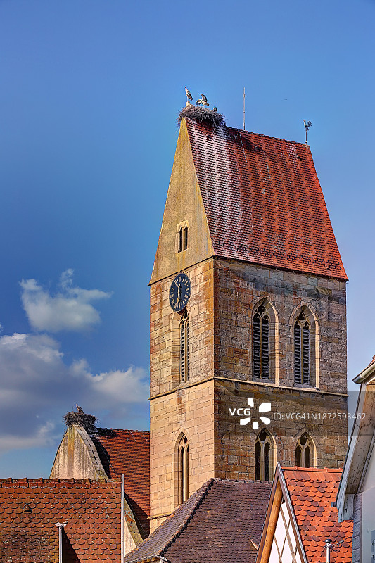 埃吉桑，圣彼得和圣保罗教堂顶部的鹳巢图片素材