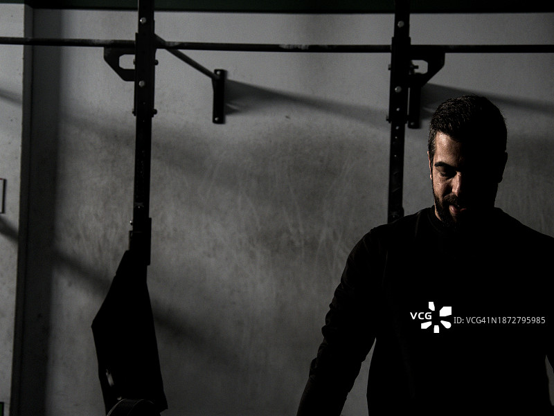 男人在做交叉训练时在盒子里大笑图片素材