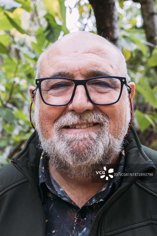 戴眼镜的秃顶成熟男子肖像图片素材